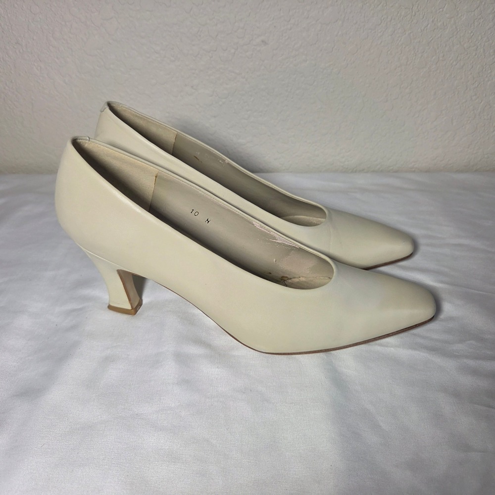 Bandolino Vintage Cream Leather Pumps Womens 10 N Narrow Mid Heel Almond Toe